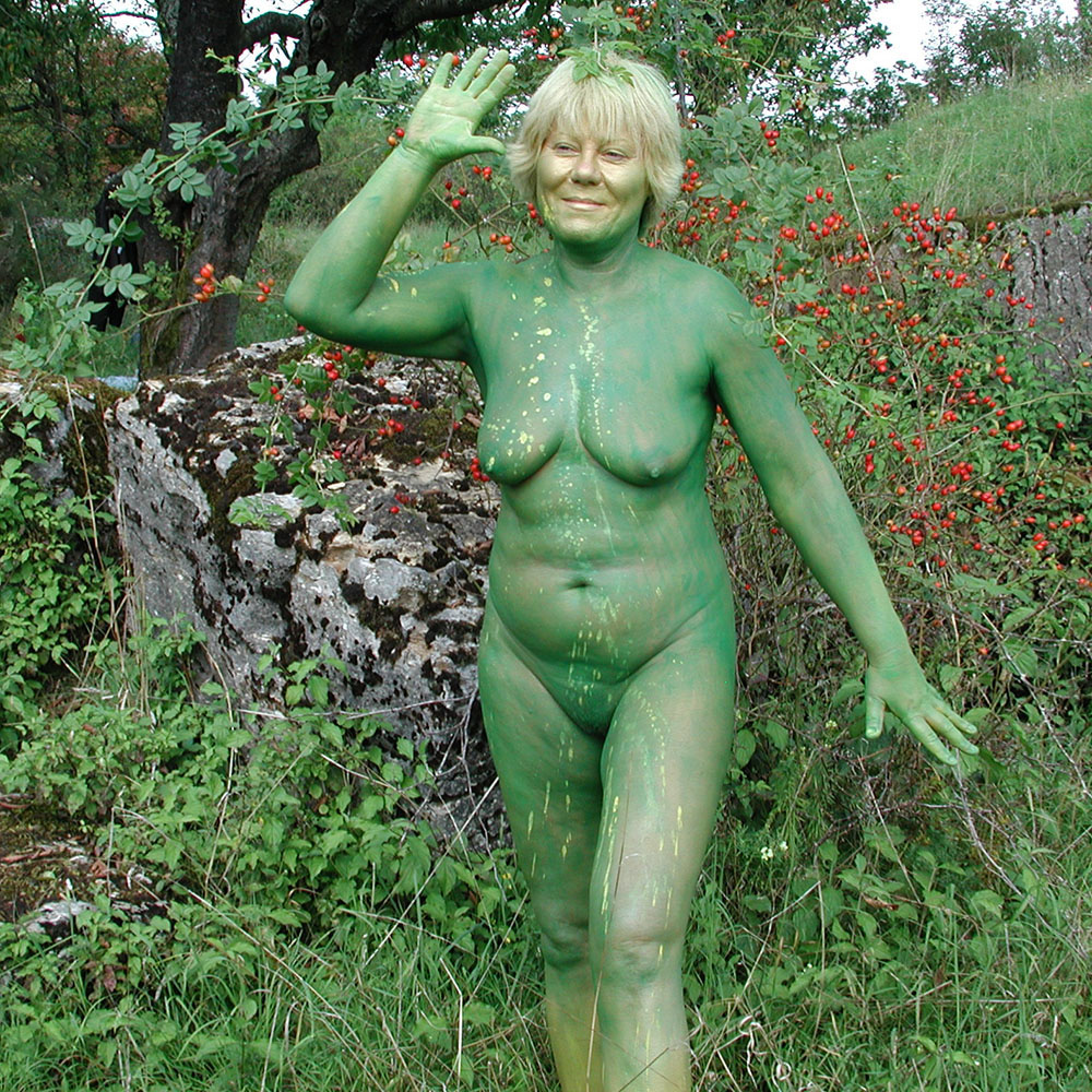 FKK - Bemalte Frau, nackt und frei in der Natur - Bodypainting, Körperbemalung, Körpermalerei